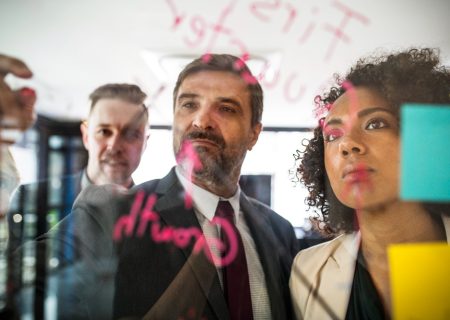 CMOs enfrentam desafios para integrar IA ao marketing