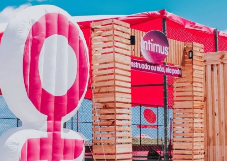 “Menstruada ou não, ela pode”: Intimus e Lead promovem ativação de impacto na Praia de Boa Viagem